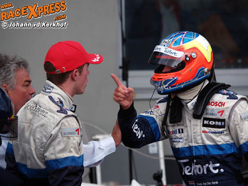 Giedo van der Garde (rechts) duidelijk niet blij met zijn teamgenoot Paul di Resta (links)